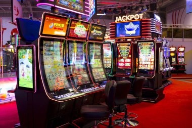 demoslot pg mobile app interface showing live-dealer tables and sportsbook markets on Android and iOS